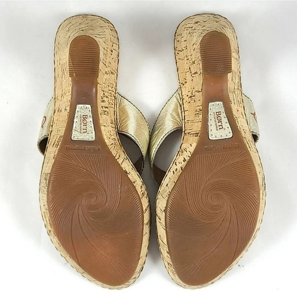⭐️$3/ $30⭐️ Born Leather Gold Thong Cork Wedge Cushioned Sandals Sz 39/8 - Picture 6 of 13